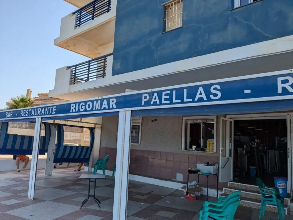 Fassade der Bar Rigomar in der Urbanización Manga Beach