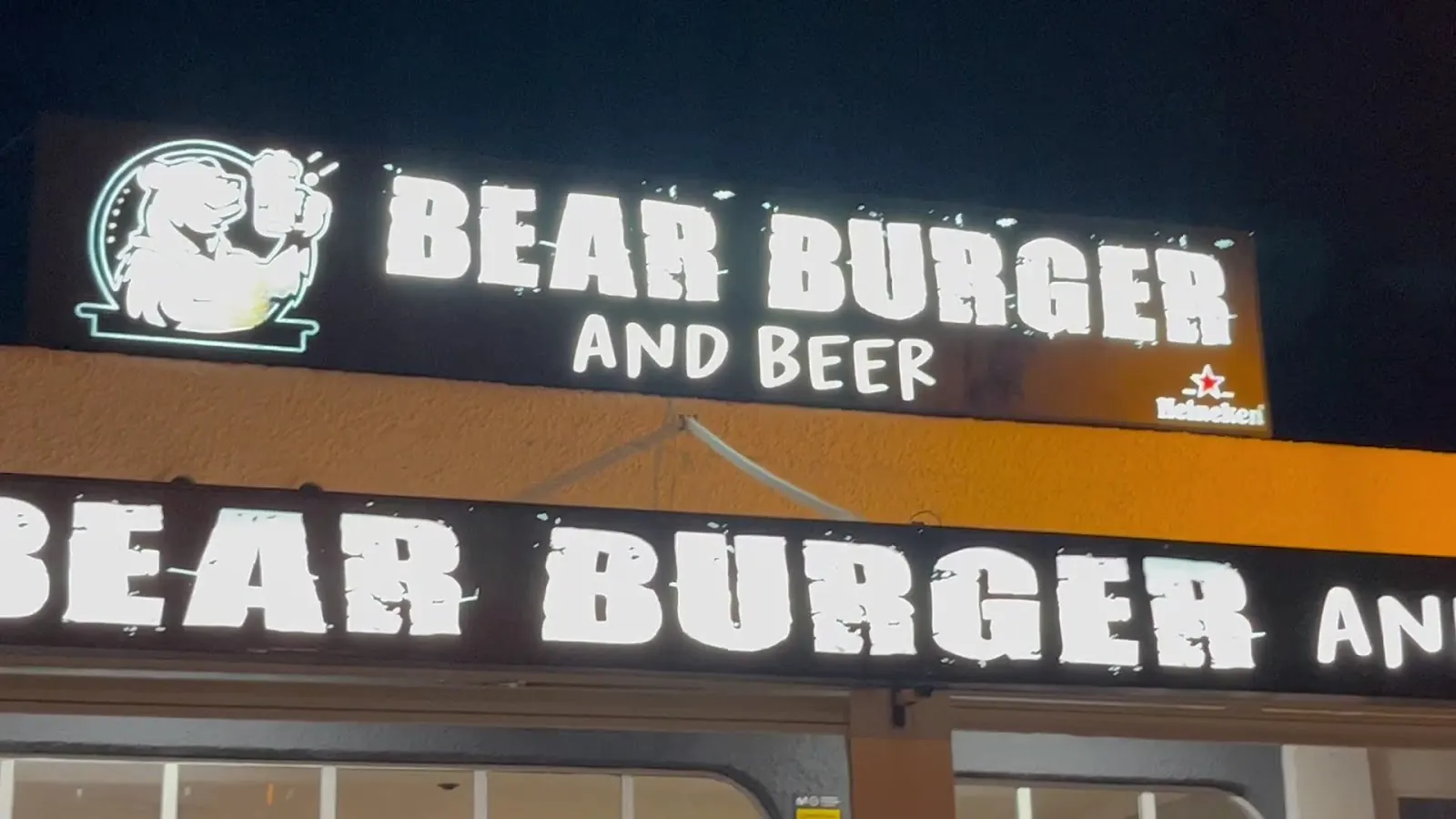 Bear Burger&Beer sign in La Manga