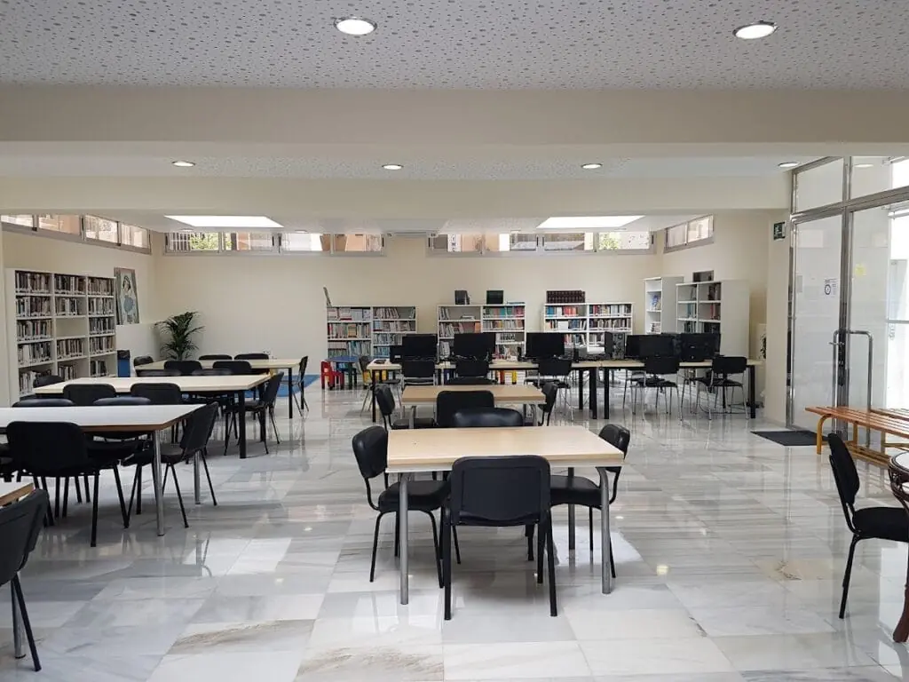 Lesesaal mit Regalen und Tischen der Bibliothek von La Manga (San Javier)