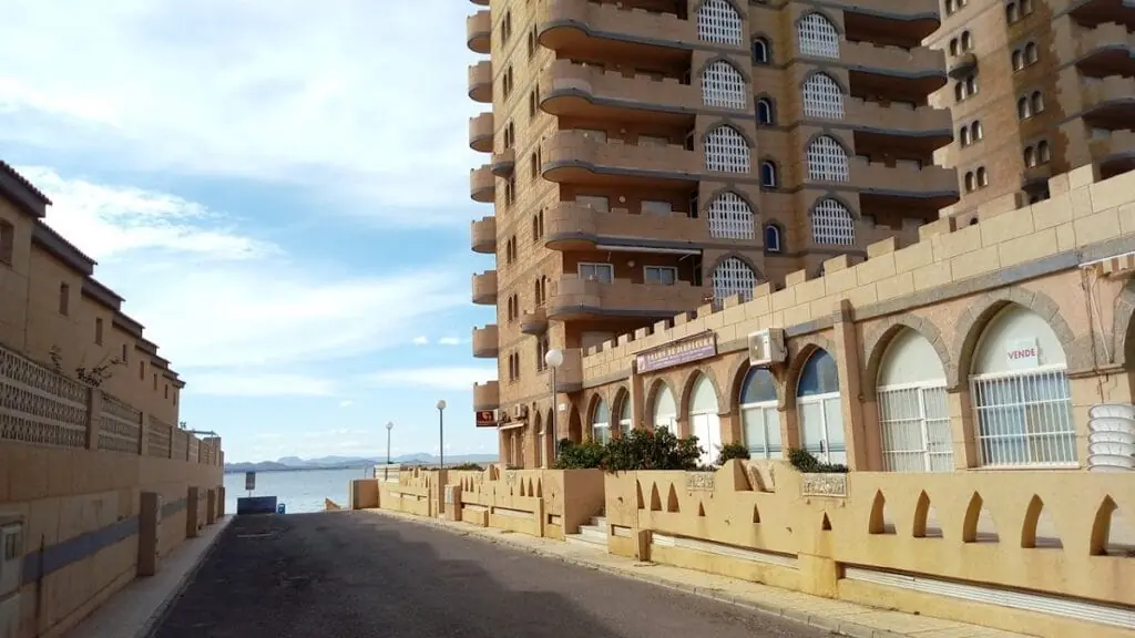 Panneau des horaires d'été de la Bibliothèque publique La Manga-San Javier