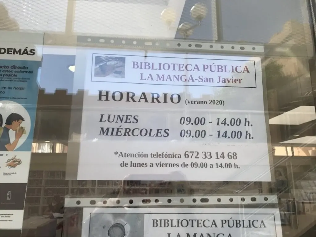 Computerbereich und Regale der Bibliothek von La Manga (San Javier)
