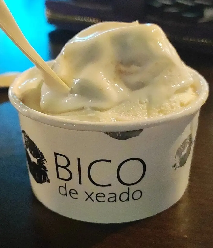 Becher mit handgemachtem galicischem Eis von Bico de Xeado