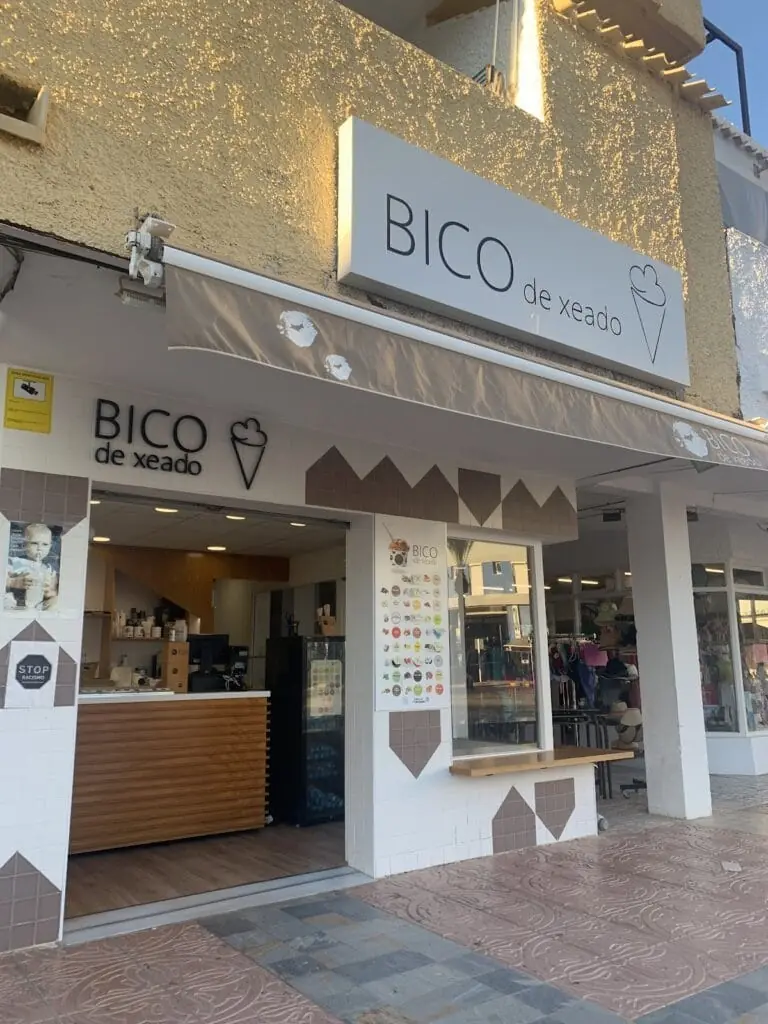 Fassade und Schaufenster von Bico de Xeado an der Plaza Bohemia