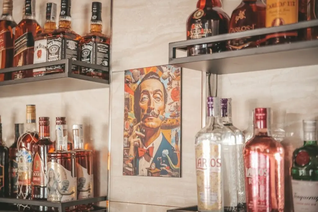 Intérieur du bar à cocktails Bigote de Dalí, avec des bouteilles d'alcool sur les étagères