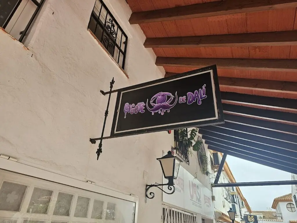 Enseigne de Bigote de Dalí à l'entrée de l'établissement, au Zoco Alcazaba