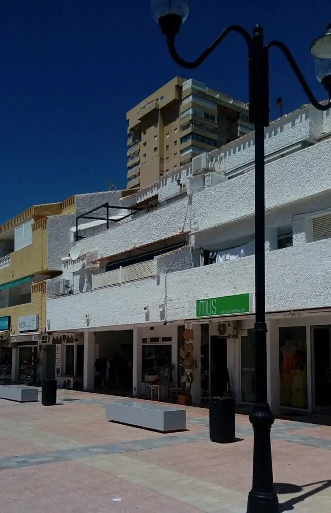 Vitrine de Boutique MUS sur la Plaza Bohemia, La Manga