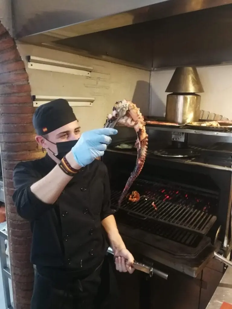 Cuisinier à la braise de la Brasería Garnacha