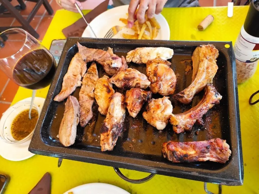 Gemischte Fleischplatte vom Holzkohlegrill in der Brasería La Vaca Gallega