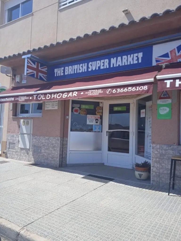 Regale mit britischen Produkten bei British Super Market, Los Belones