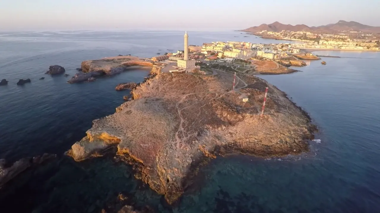 Luftbild der Kapspitze mit dem Leuchtturm von Cabo de Palos