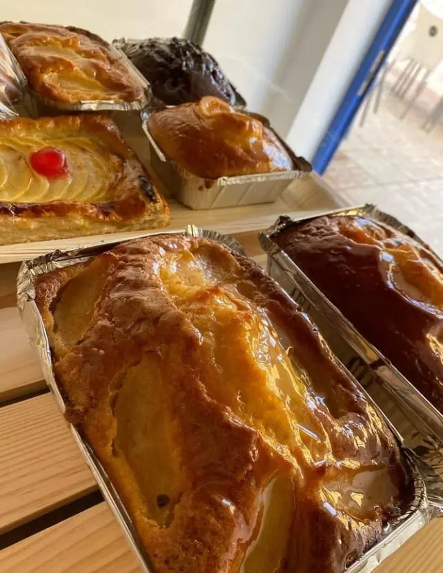 Homemade sponge cakes and cakes in aluminium trays at Café de Levante