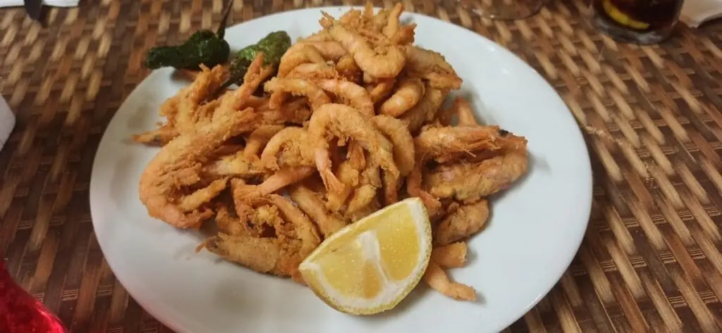Portion de poisson frit au citron servie au La Victoria