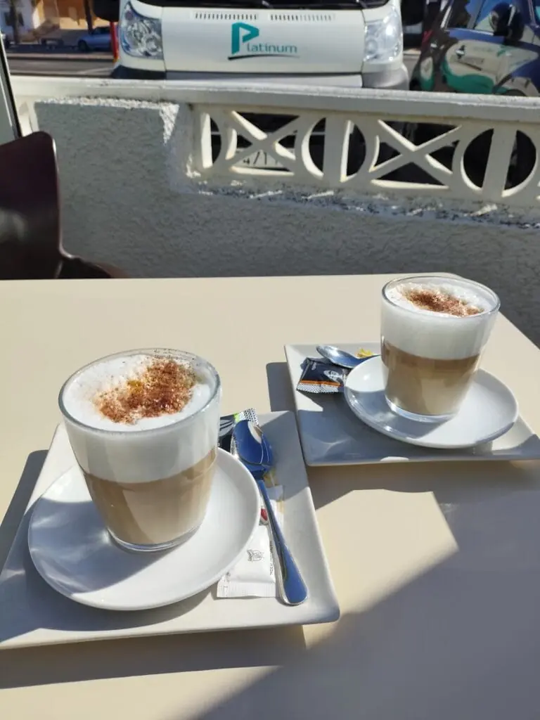 Terrasse der Cafetería Ilse & Danny an der Gran Vía von La Manga