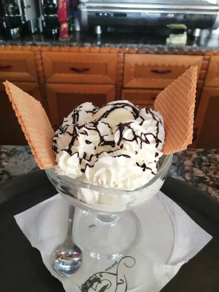 Coupe glacée avec chantilly et gaufrettes à la Cafetería Siglo XXI