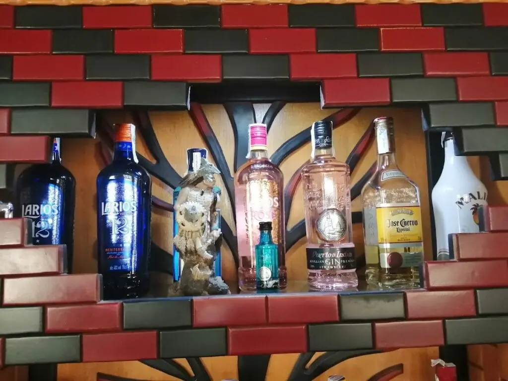 Detail of the drinks counter at Cafetería Siglo XXI