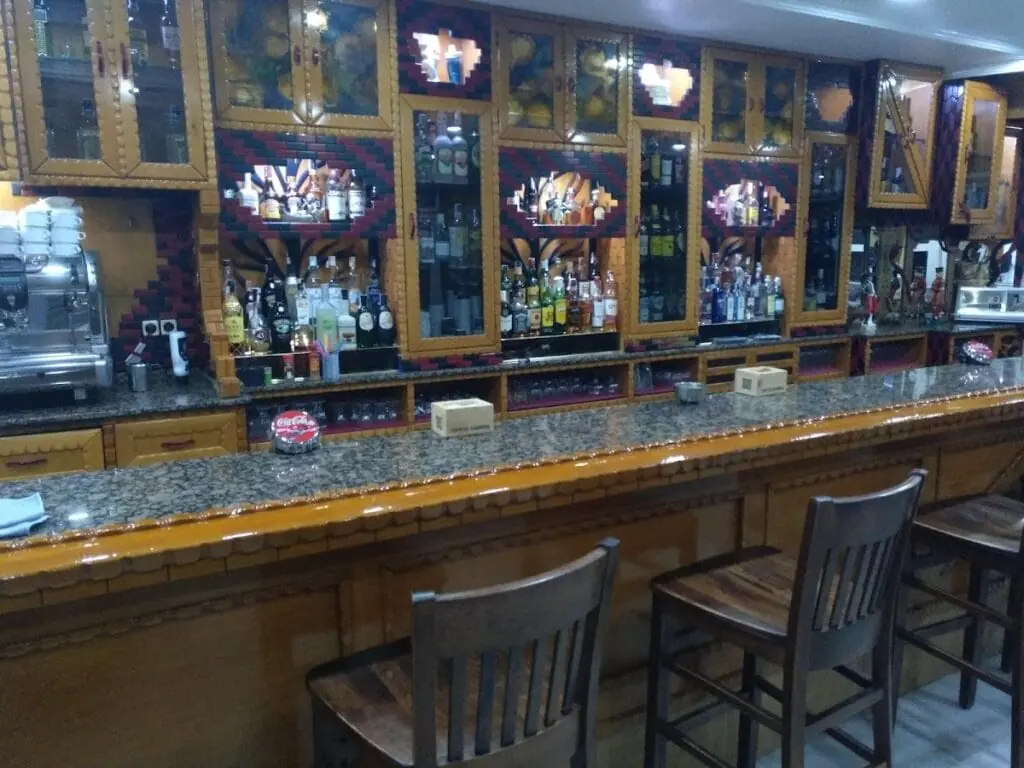 Le comptoir complet avec tabourets de la Cafetería Siglo XXI