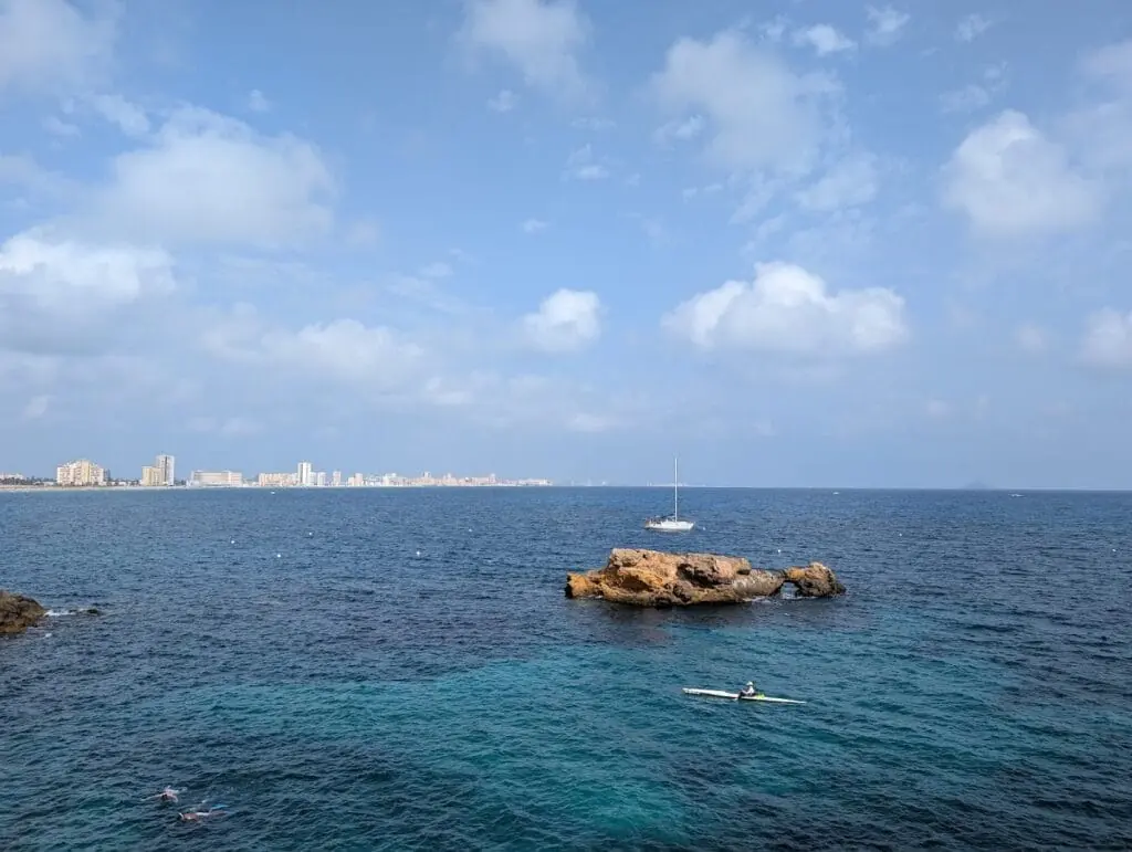 Felsinsel gegenüber der Cala de la Galera, mit La Manga im Hintergrund