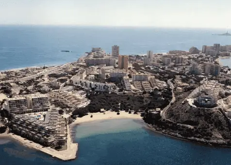 Luftbild der Cala del Pino und der Gebäude von La Manga