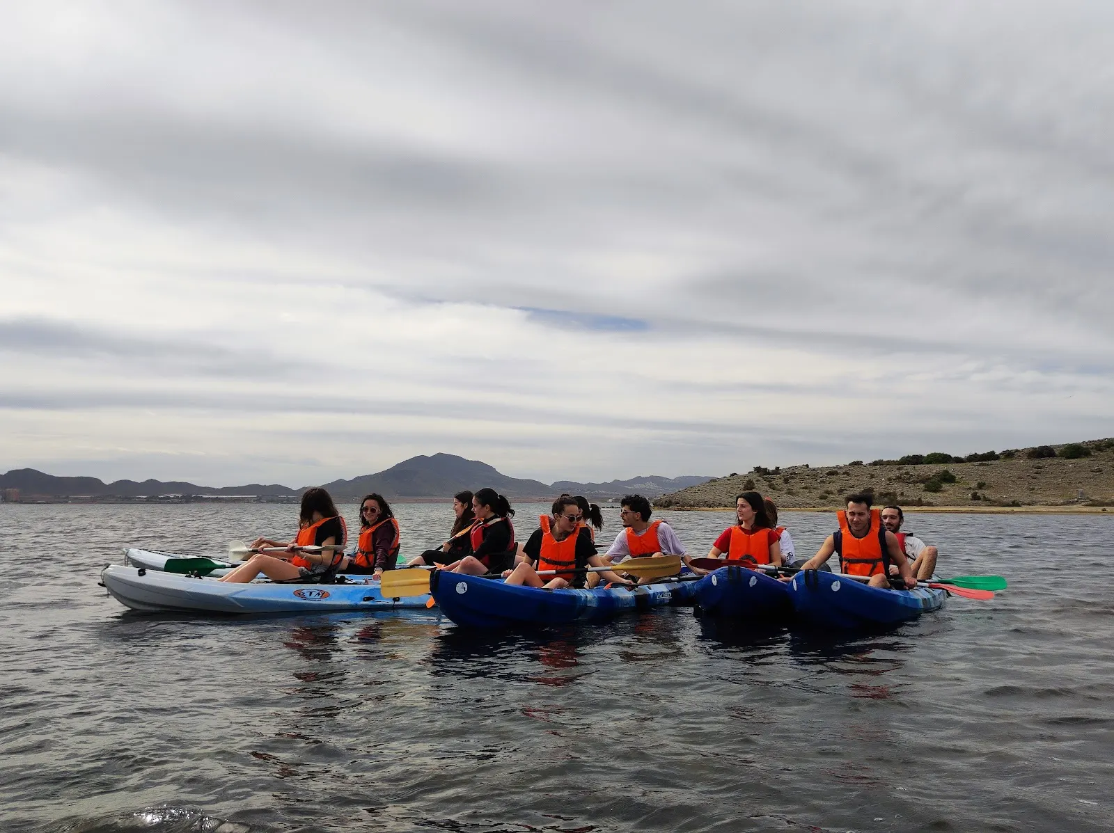 Enfants en kayak avec gilet de sauvetage lors d'une activité du Campus Náutico Dacar
