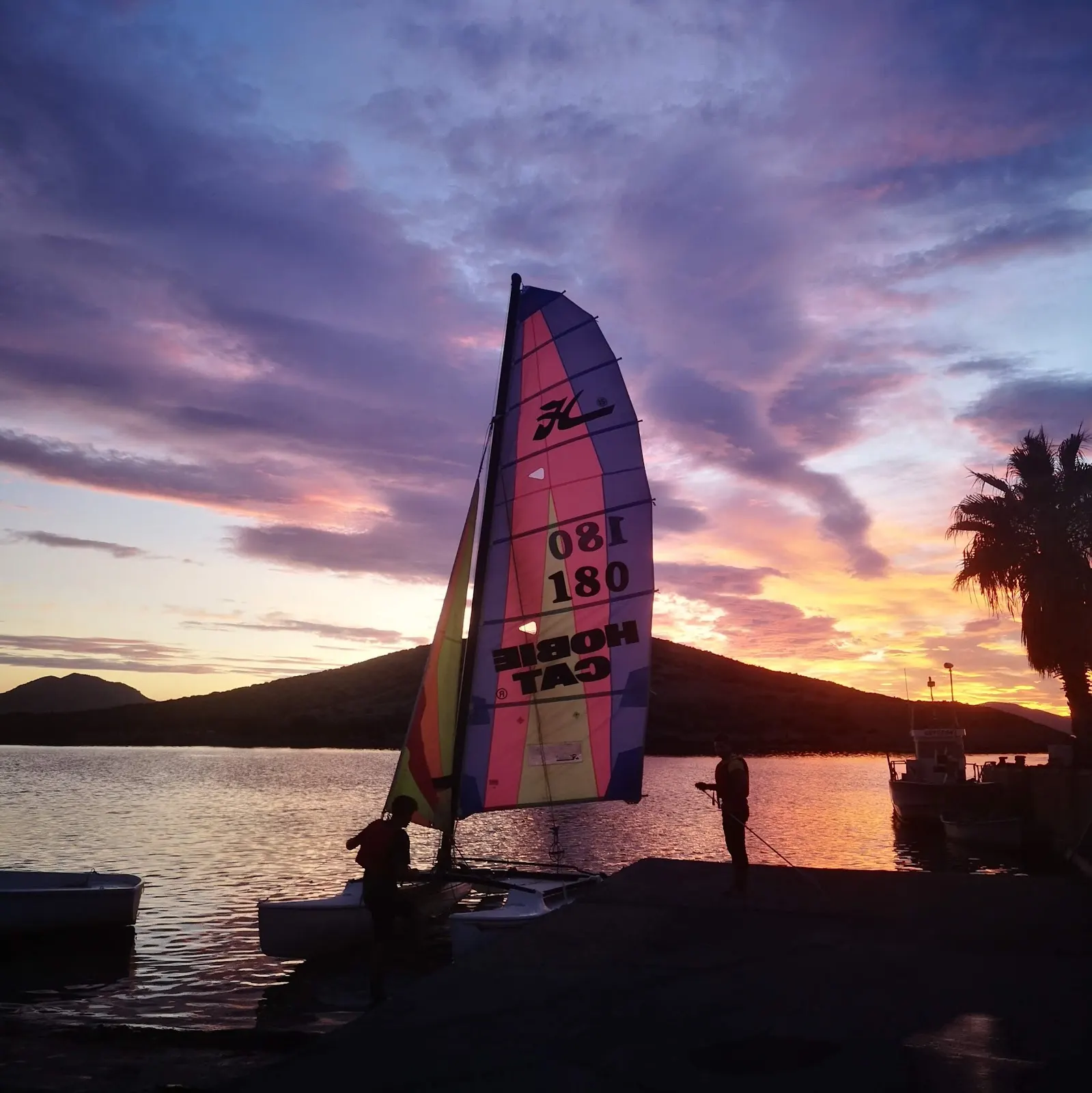 Catamaran naviguant au coucher du soleil lors d'une activité du Campus Náutico Dacar
