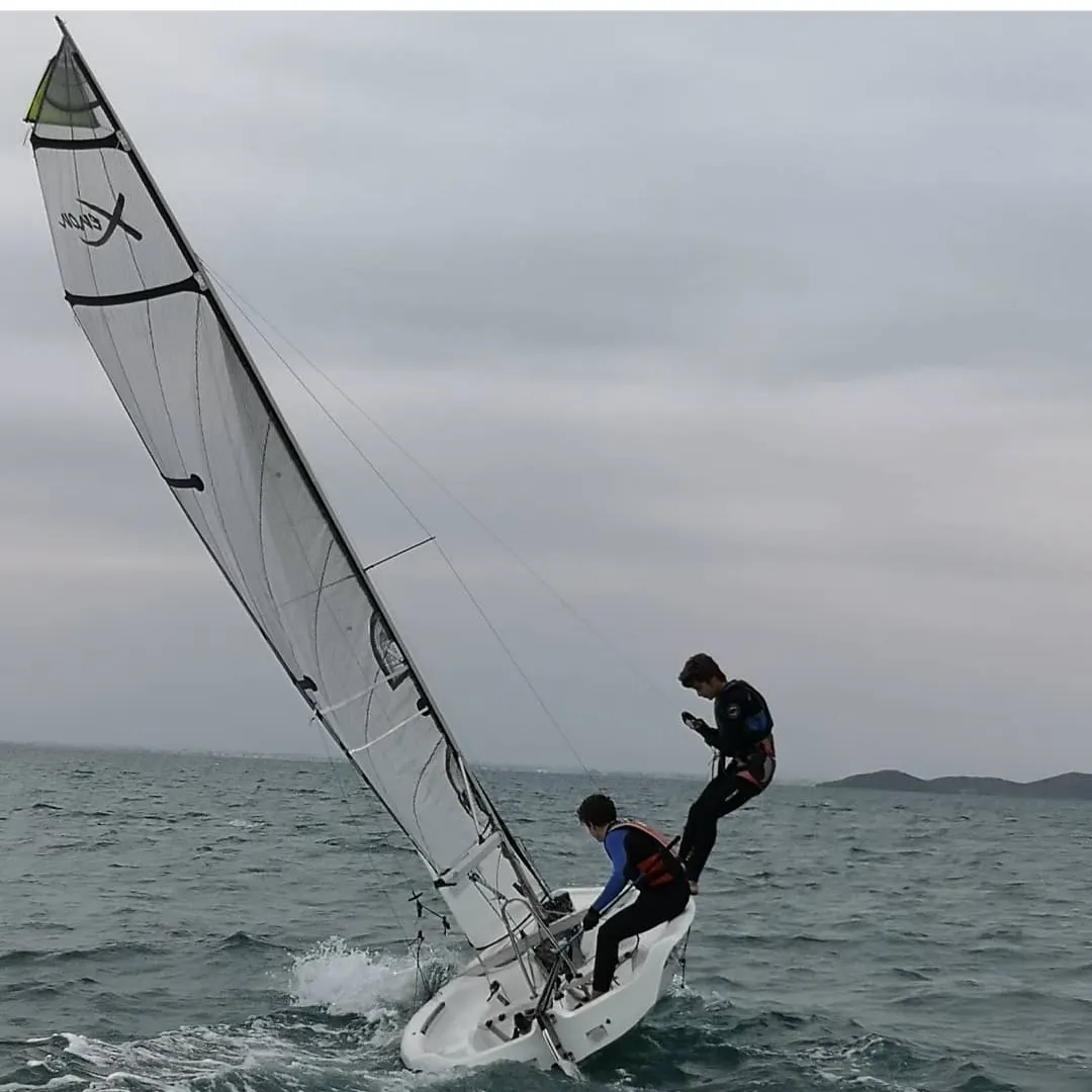 Voile légère avec équipage en pleine régate du Campus Náutico Dacar