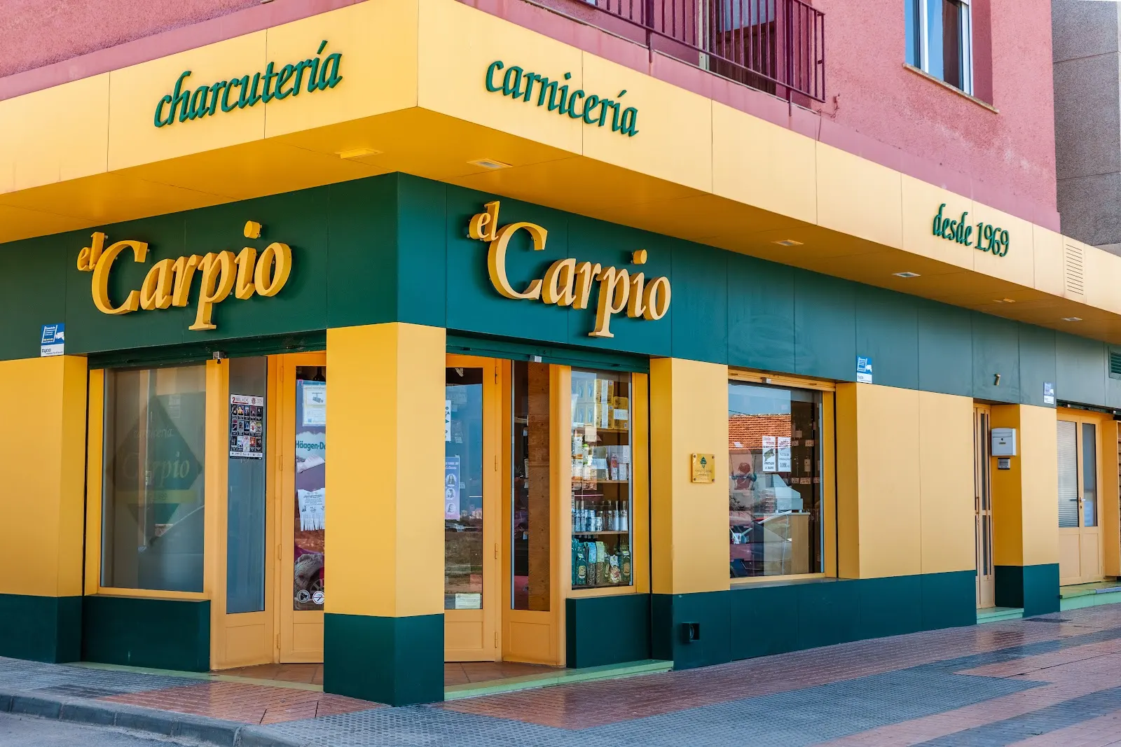 Takeaway roast chicken from Carnicería El Carpio