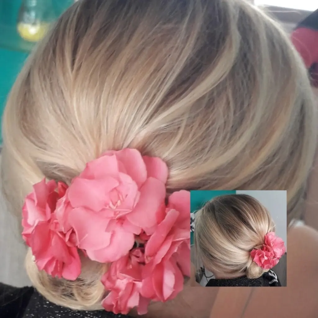 Chignon fleuri pour un événement, réalisé chez Carol Peluquería Unisex
