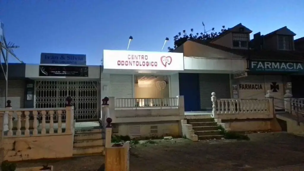 Fassade des Centro Odontológico Calaflores neben der Apotheke, Cabo de Palos