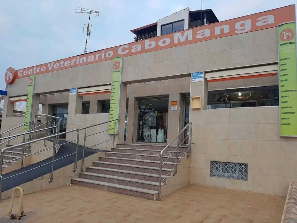 Fassade von Centro Veterinario Cabomanga mit Schild, an der Zufahrtsstraße nach Cabo de Palos