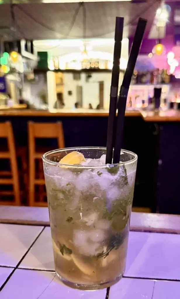 Mojito an der Bar von Chinchorro in abendlicher Atmosphäre