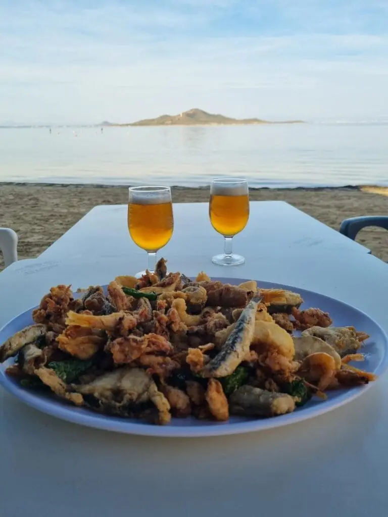 Terrasse des Chiringuito El Barón am Meer