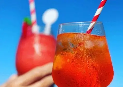 Liegen des Chiringuito el Francés direkt am Strand