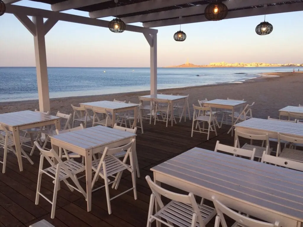Terrasse du Chiringuito Mangata sur la Cuarta Avenida, La Manga