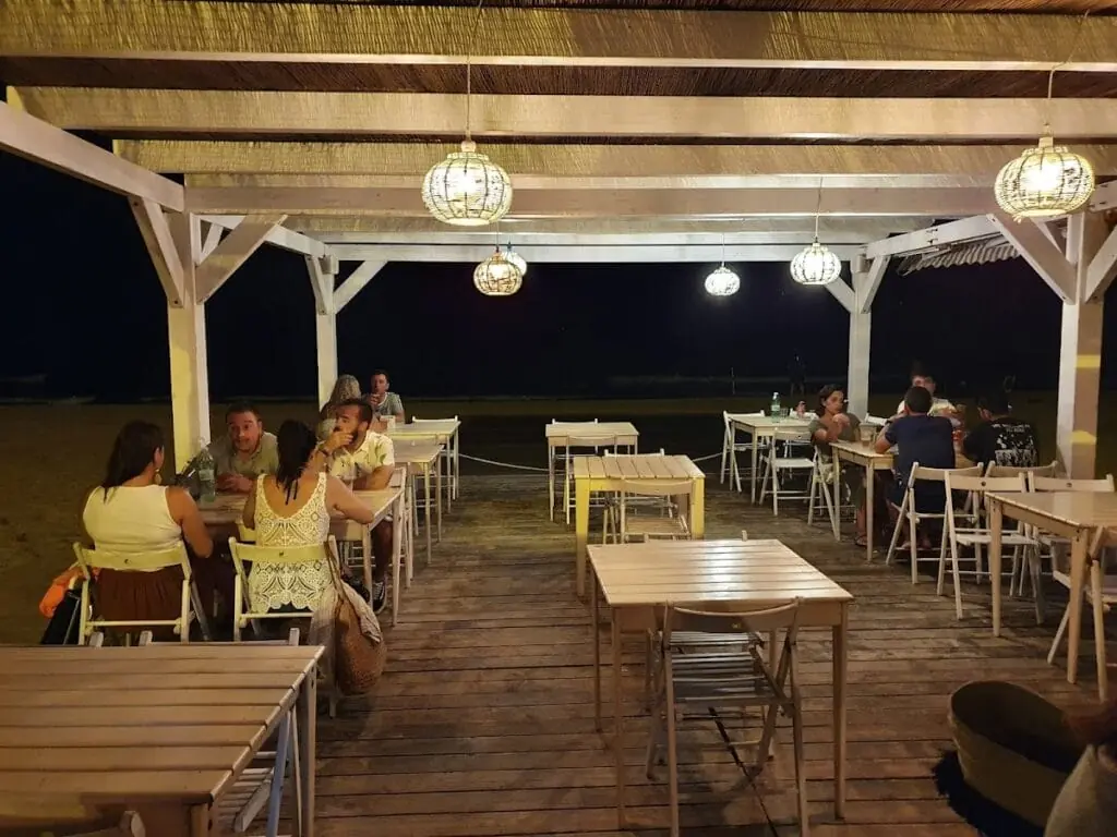 Cocktail au coucher de soleil au Chiringuito Mangata