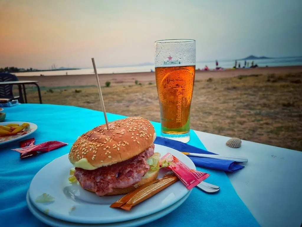 Terrasse des Chiringuito Punta de Lomas am Meer