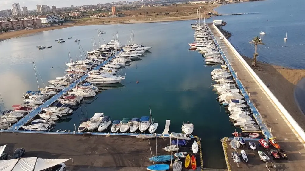Luftaufnahme des Jachthafens des Club Náutico La Isleta mit festgemachten Booten