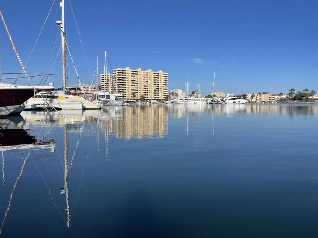 Segelboote im Club Náutico La Isleta, mit dem Wohngebäude im Hintergrund