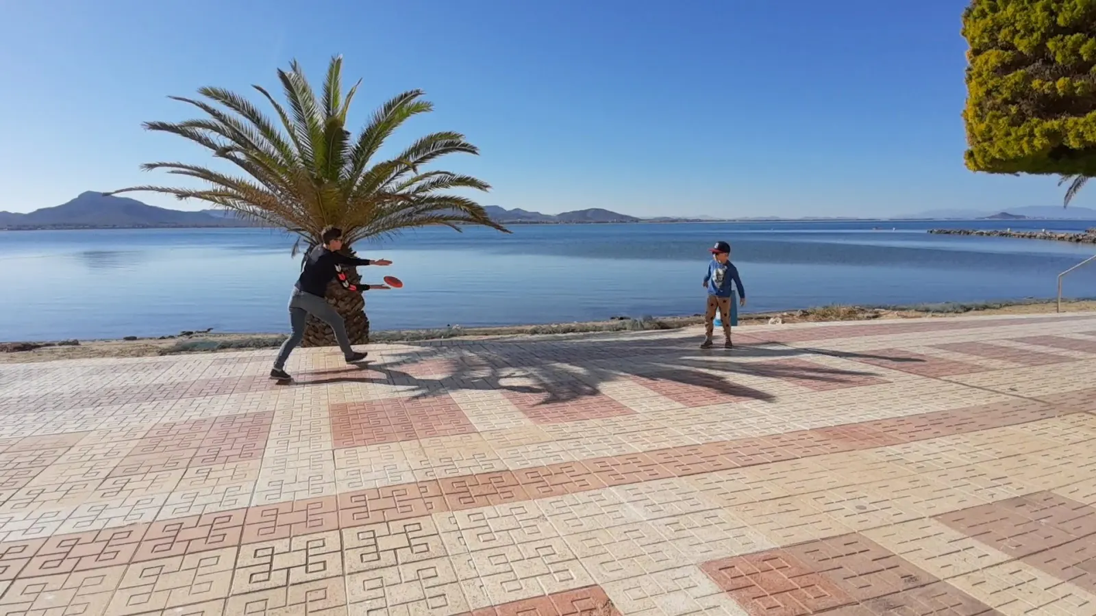 Strandpromenade am Club Náutico La Isleta mit zwei spielenden Kindern