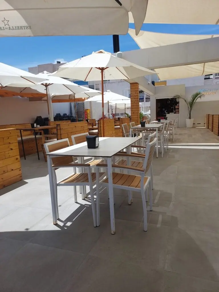 Terrasse von Coctelería Chibichanga mit Blick auf den nahen Strand von Babilonia