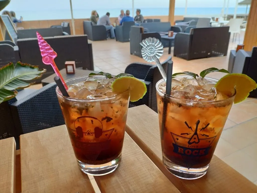 Cocktail serviert im Coctelería Chibichanga, La Manga