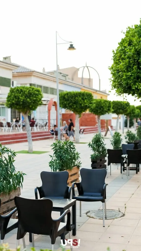Intérieur de la Coctelería UPS Shisha & Cocktail, Zoco Alcazaba II