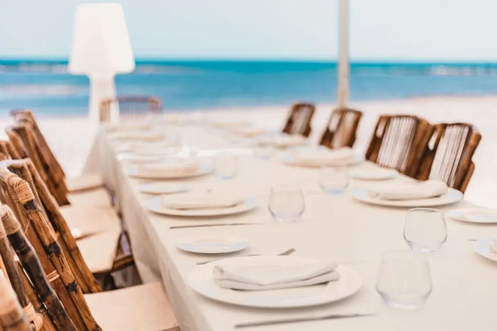 Restauranttisch mit Blick auf das Mediterráneo in Collados Beach