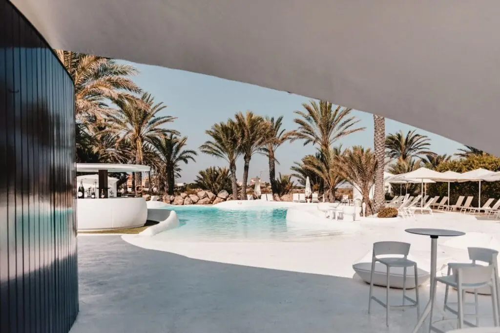 Pool und Außenbereich des Beachclubs Collados Beach