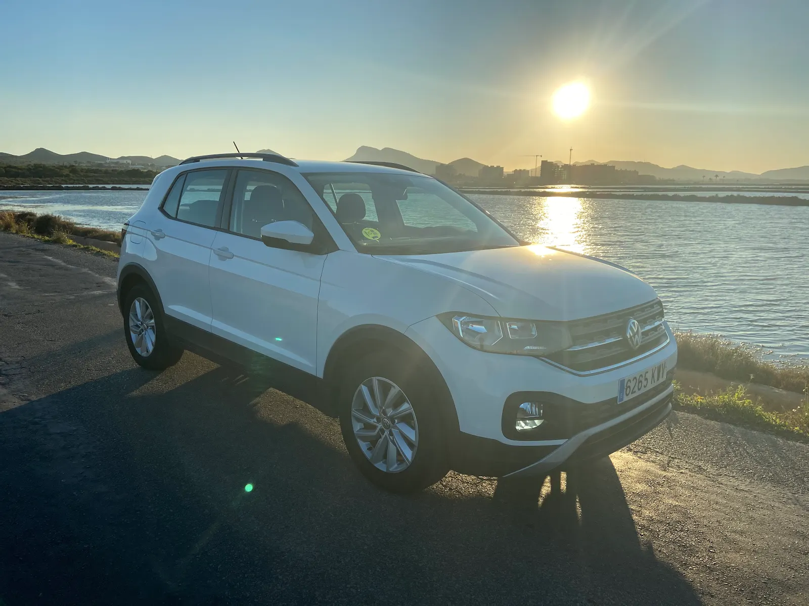 Weißer Volkswagen T-Cross aus der Flotte von Conccordcars Mediterráneo bei den Salinen im Sonnenuntergang