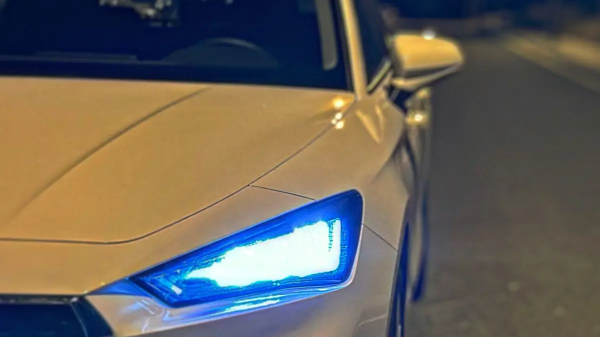 Nahaufnahme des LED-Scheinwerfers eines Mietwagens von Conccordcars Mediterráneo bei Nacht