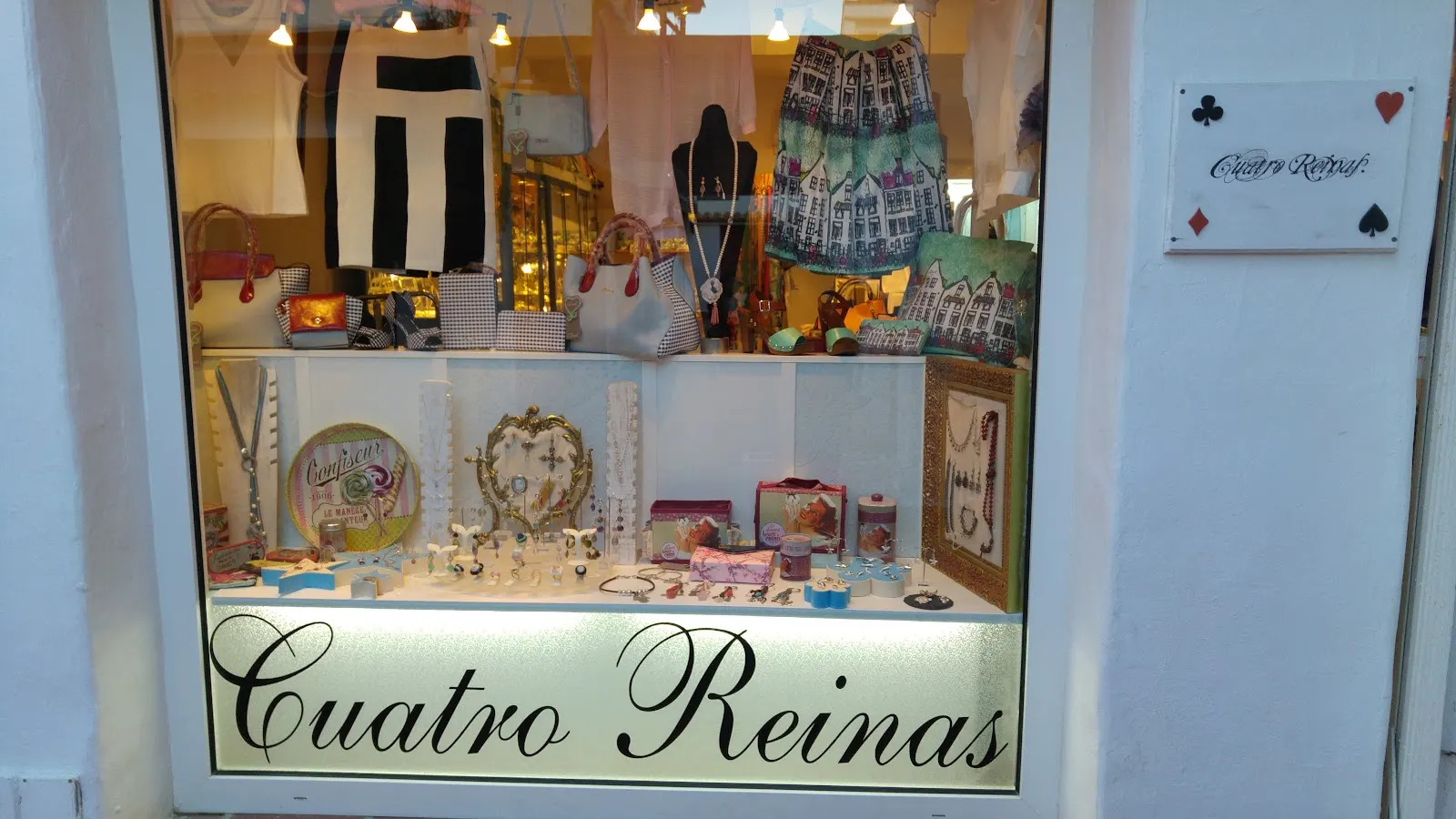 Cuatro Reinas shop window in Plaza Bohemia