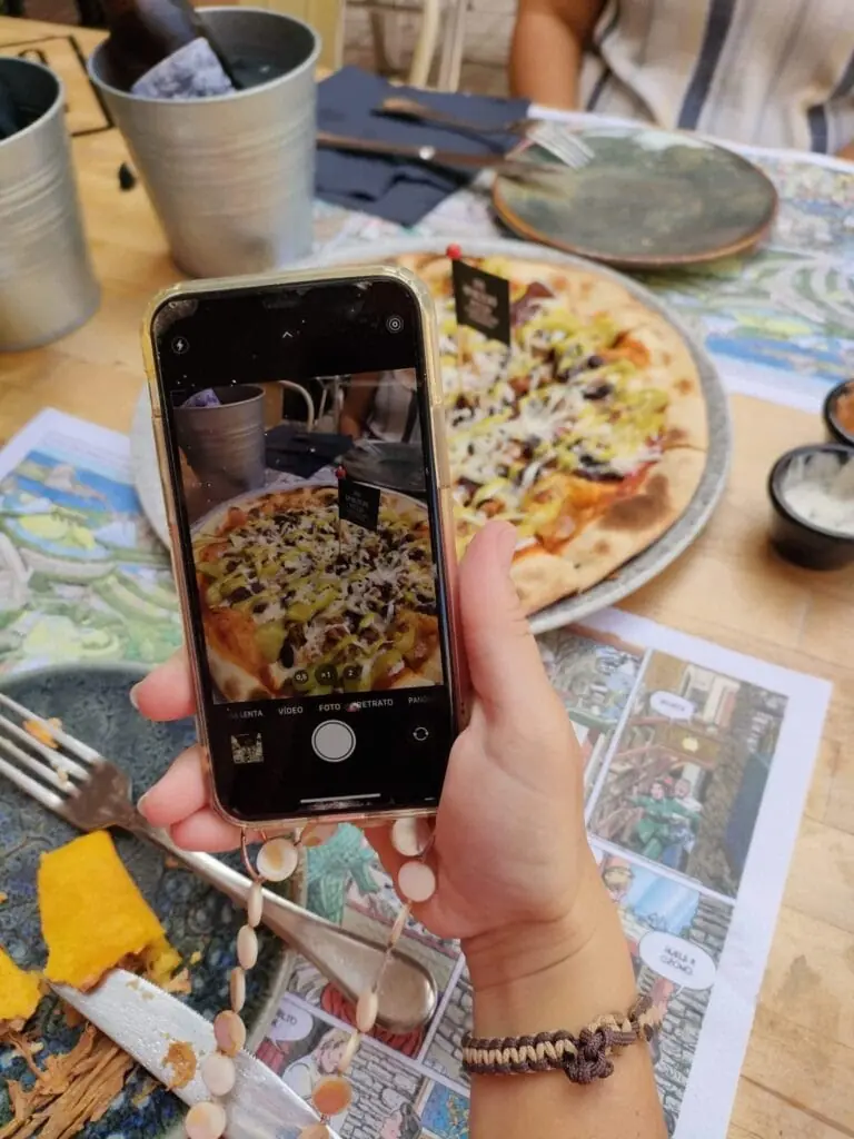 Dasebas Urban Food pizzas served at the table