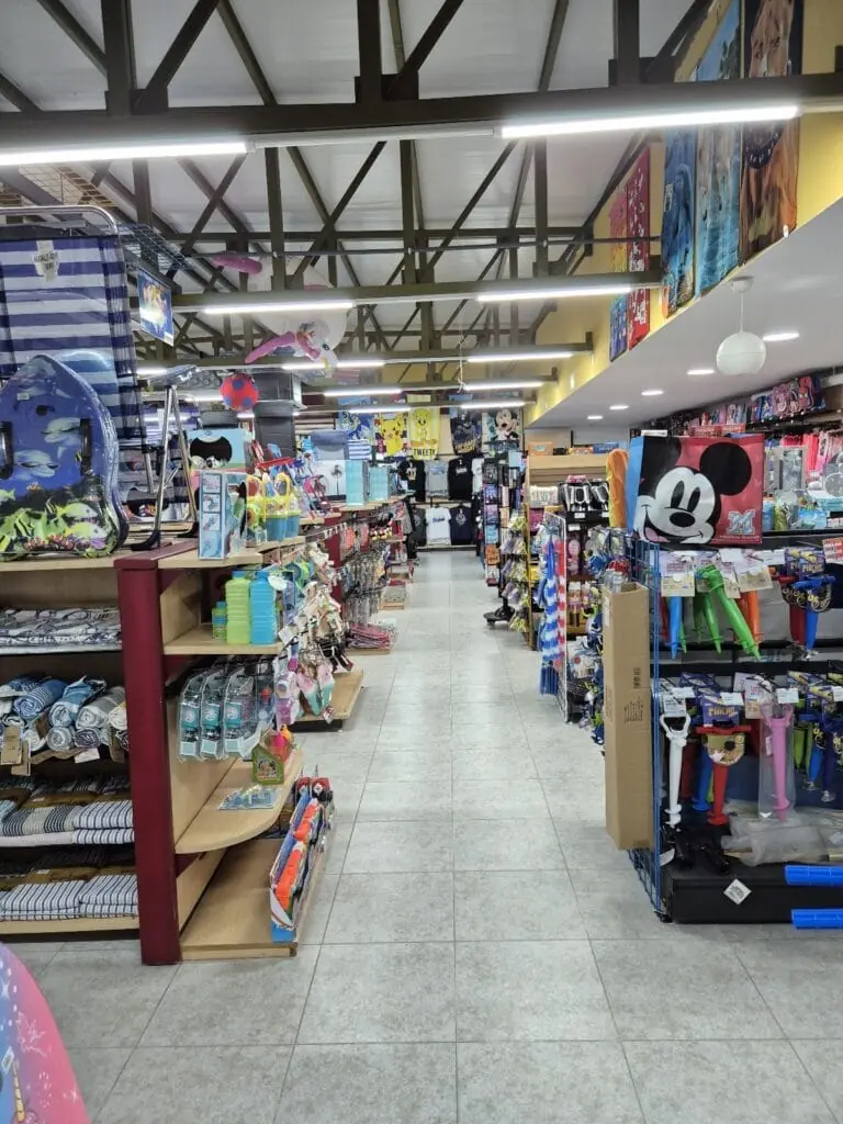 Intérieur du magasin D’Costa à La Manga