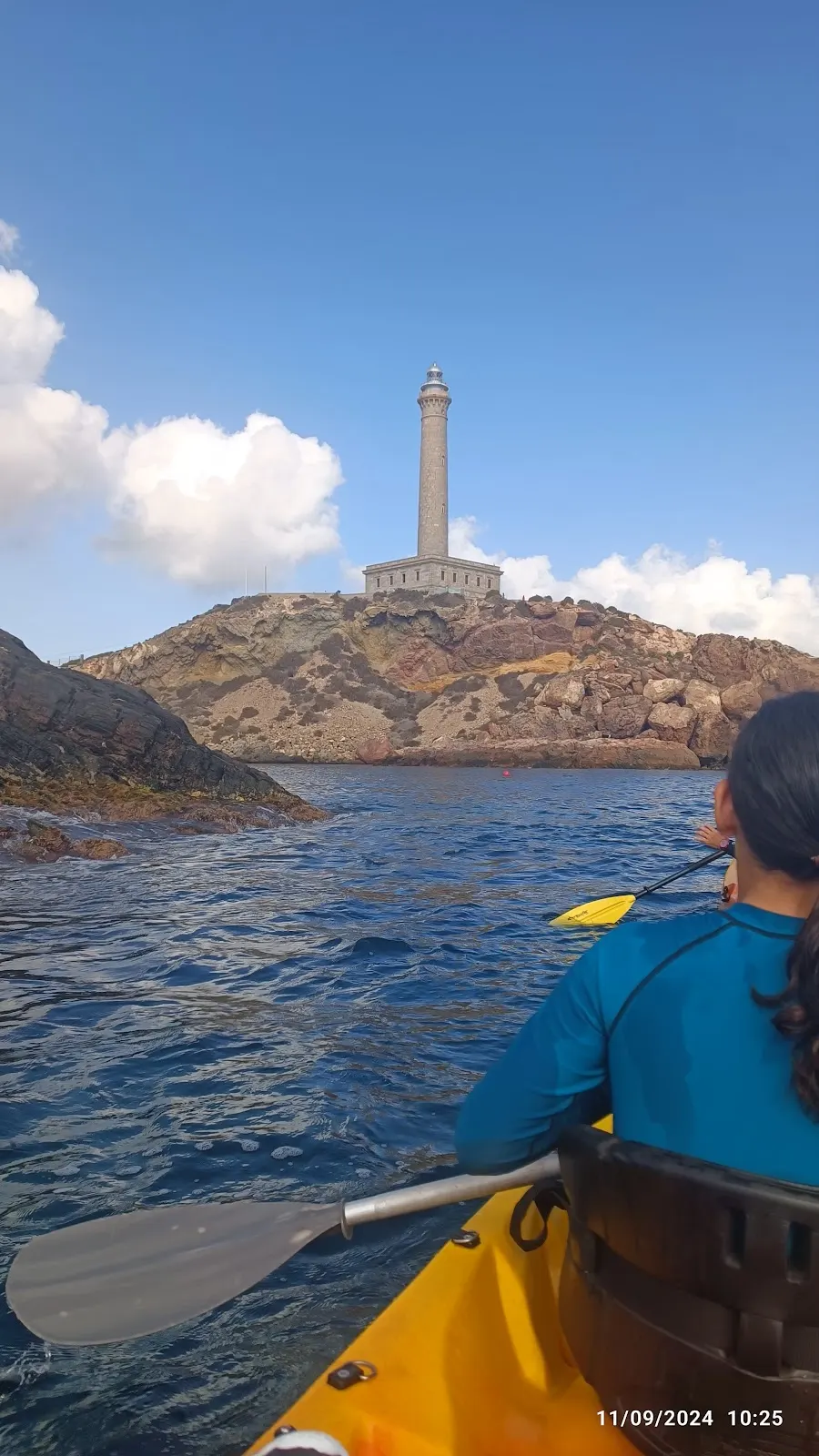 Kajak von dKayak vor dem Leuchtturm von Cabo de Palos, mit paddelnden Gästen
