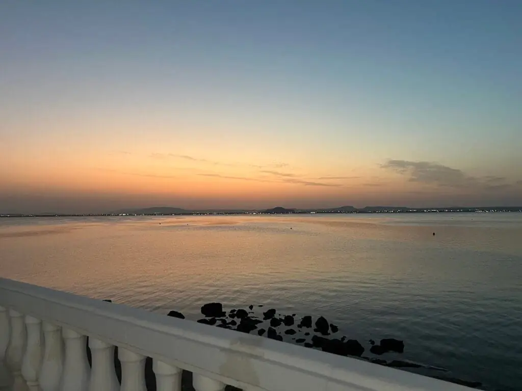 Vue sur le Mar Menor depuis La Manga près de Don Papeo